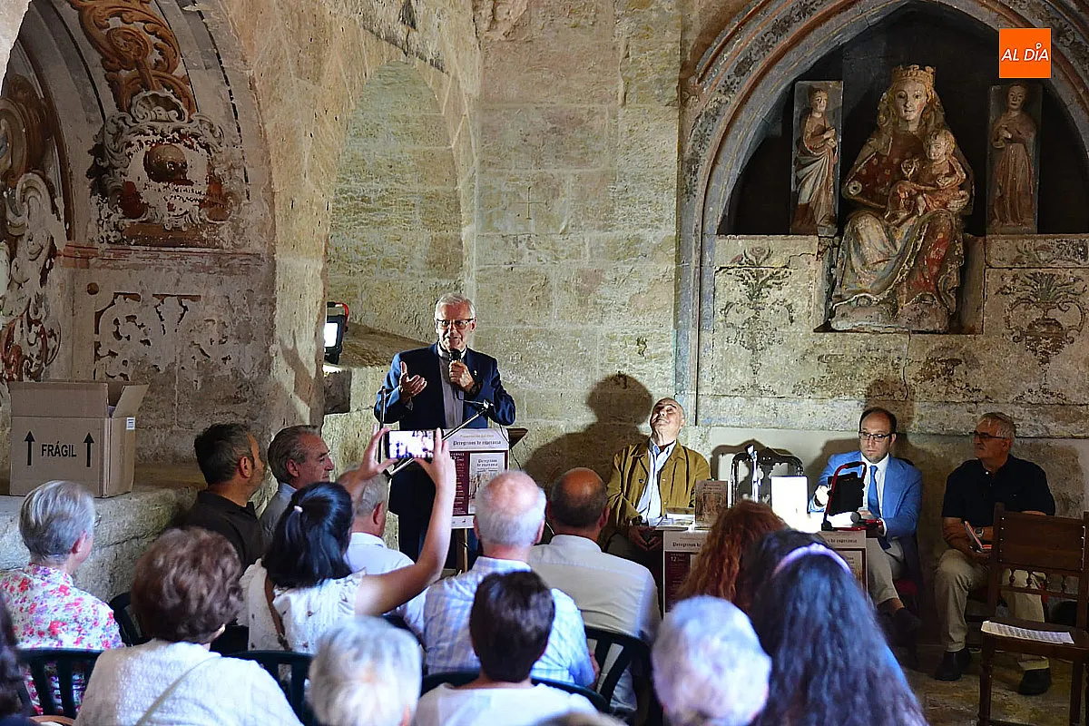 Foto 2 - Juan Carlos S&aacute;nchez presenta en el claustro de la catedral su libro `Peregrinos de esperanza. Un amor en la frontera&acute;